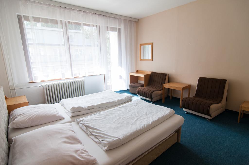 Knezdub Hotel Radejov מראה חיצוני תמונה