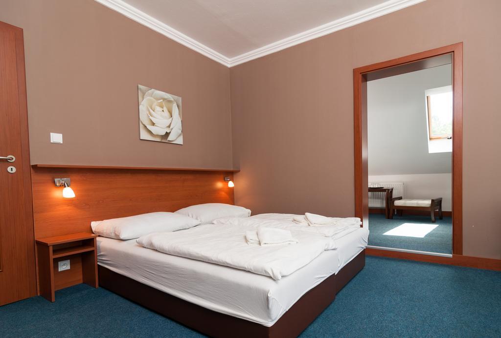 Knezdub Hotel Radejov מראה חיצוני תמונה