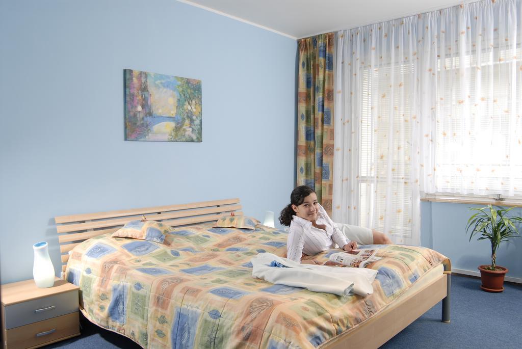 Knezdub Hotel Radejov מראה חיצוני תמונה