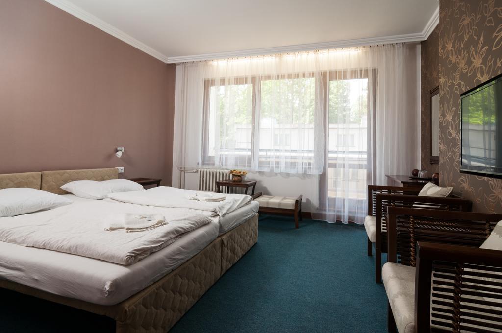 Knezdub Hotel Radejov מראה חיצוני תמונה