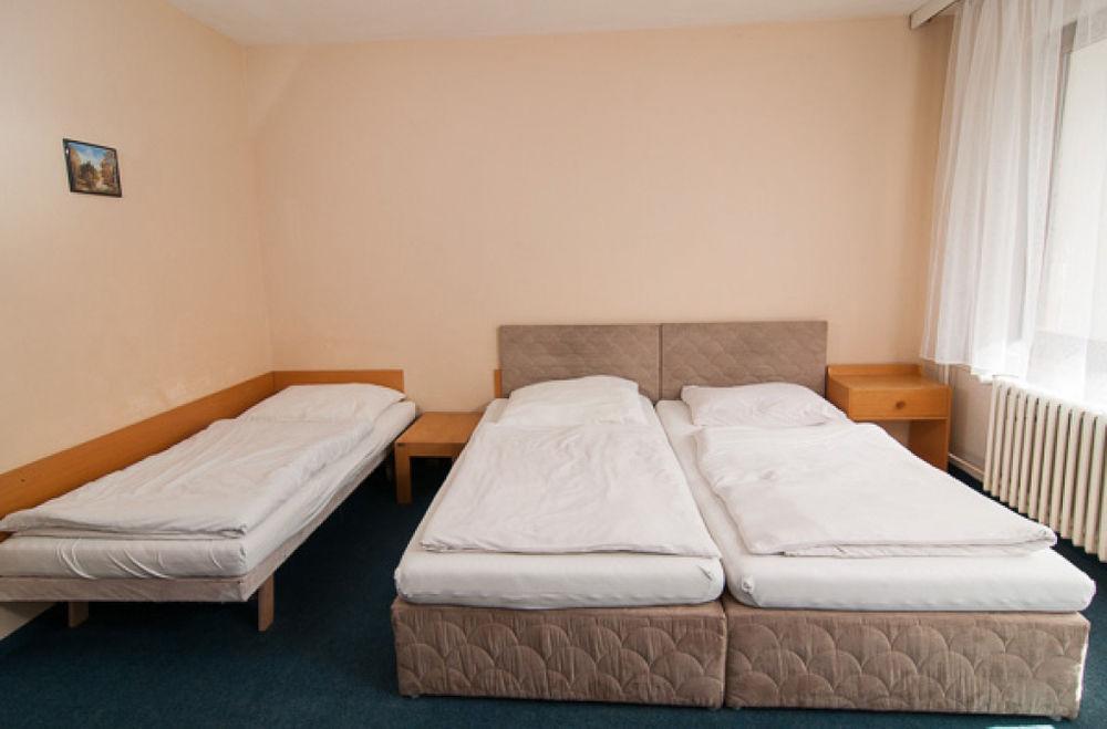 Knezdub Hotel Radejov מראה חיצוני תמונה