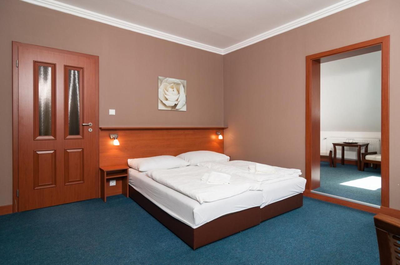 Knezdub Hotel Radejov מראה חיצוני תמונה